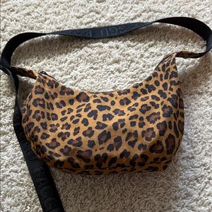 Baggu medium crescent bag in leopard Print